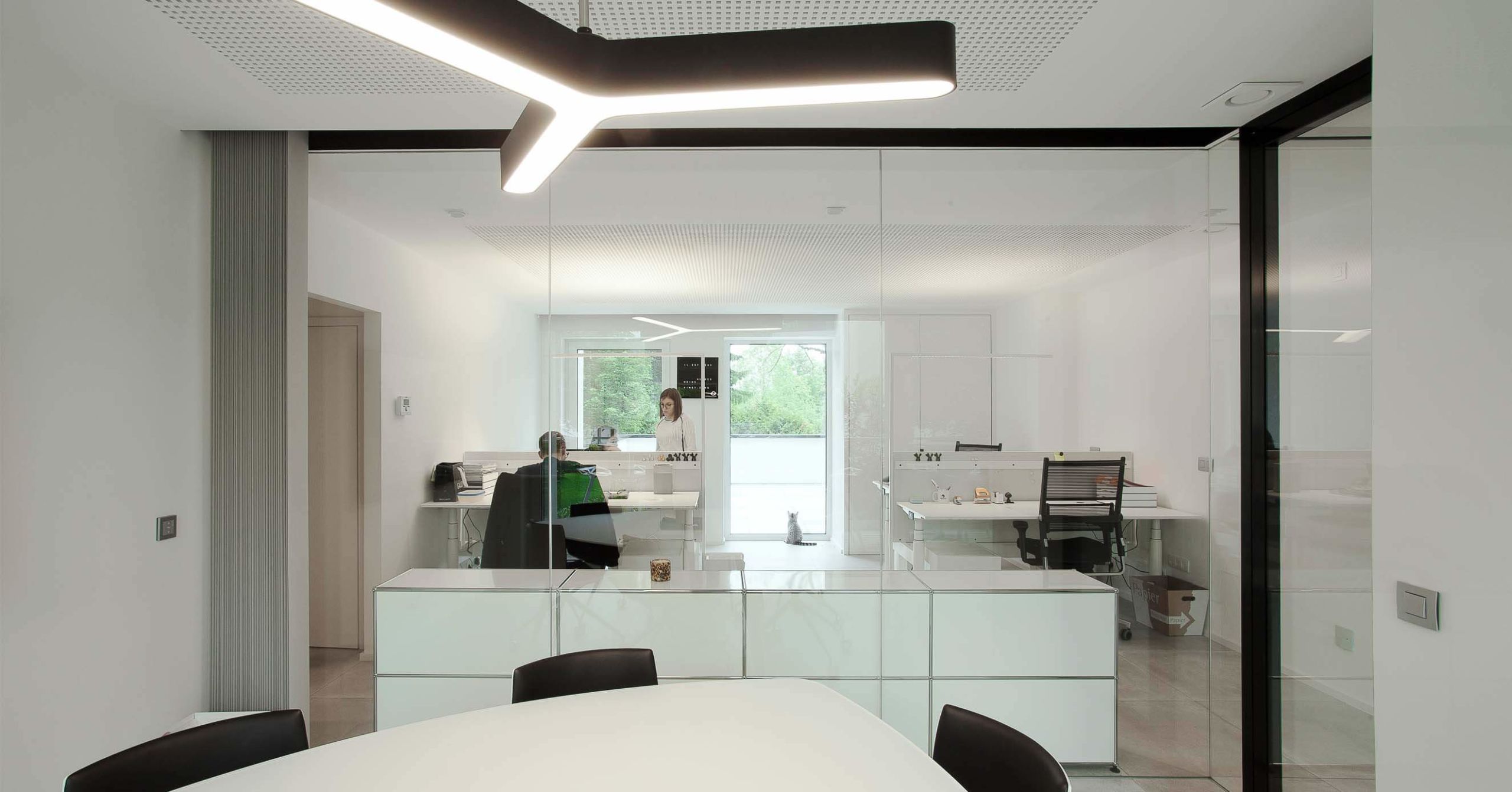 Les cloisons vitrées placées entre les différents bureaux donnent une sensation d'espace et permettent de profiter un maximum de la luminosité extérieure.